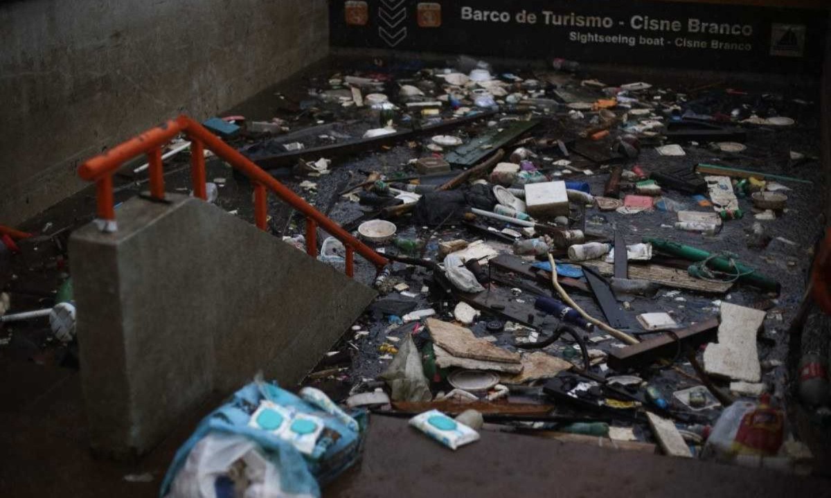 Uma empresa de demolição é investigada por vender produtos de higiene, alimentos e bebidas das inundações -  (crédito: Anselmo Cunha / AFP)