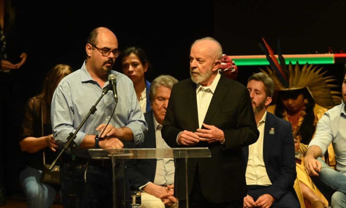 Simões discursa ao lado de Lula após petista pedir que plateia interrompesse vaias ao vice-governador -  (crédito: Leandro Couri/EM/D.A. Press)