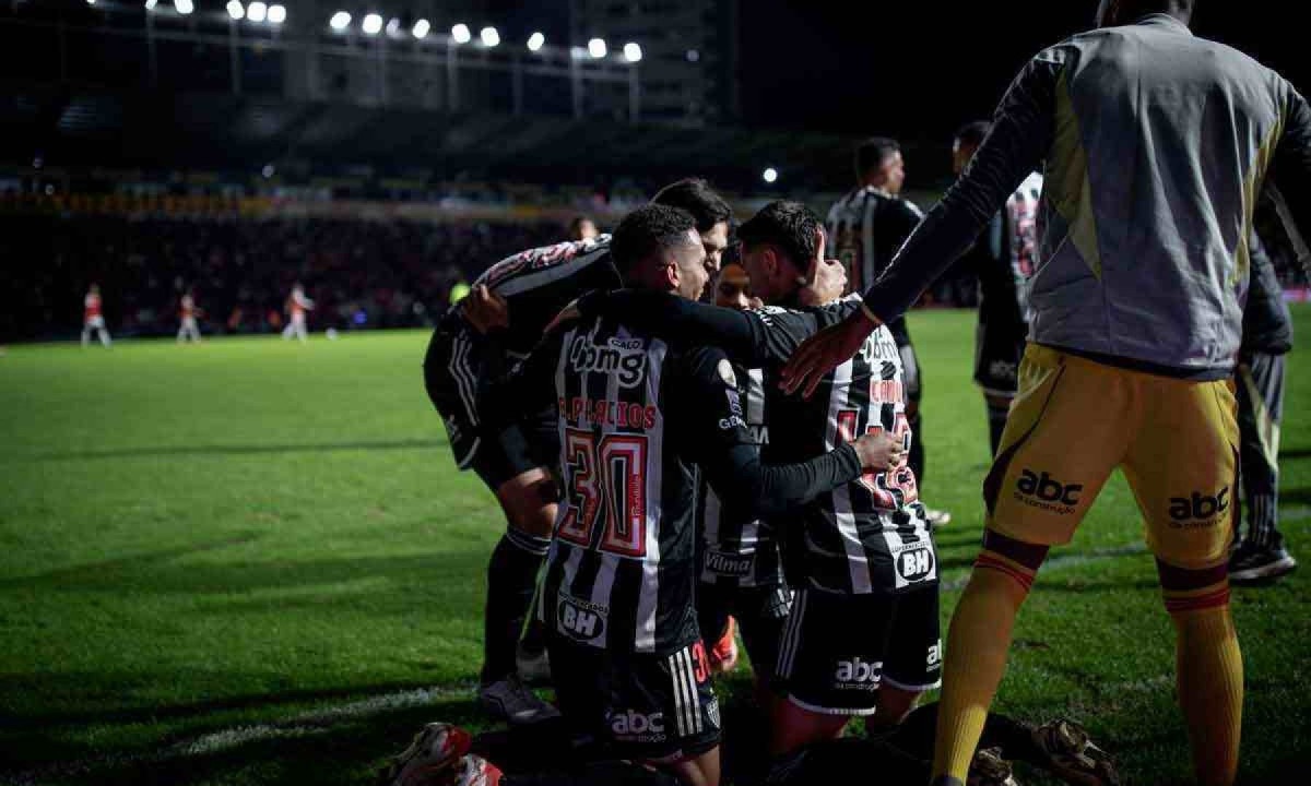 Jogadores do Atlético comemoram importante vitória por 2 a 1 sobre o Internacional, em Criciúma, pela 12ª rodada do Campeonato Brasileiro -  (crédito: Pedro Souza / Atlético)