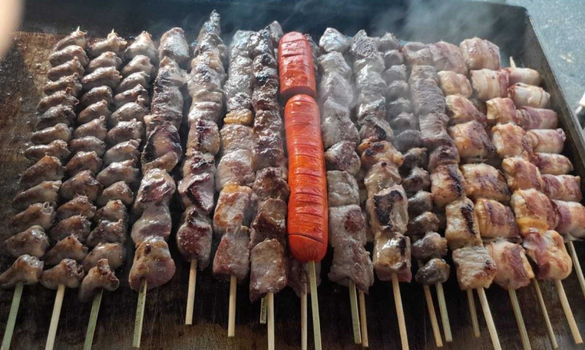 A barraca Churrascos na Brasa, de Vinícius Barbosa da Silva, tem como campeões de venda o medalhão de frango e o contrafilé -  (crédito: Arquivo Pessoal)