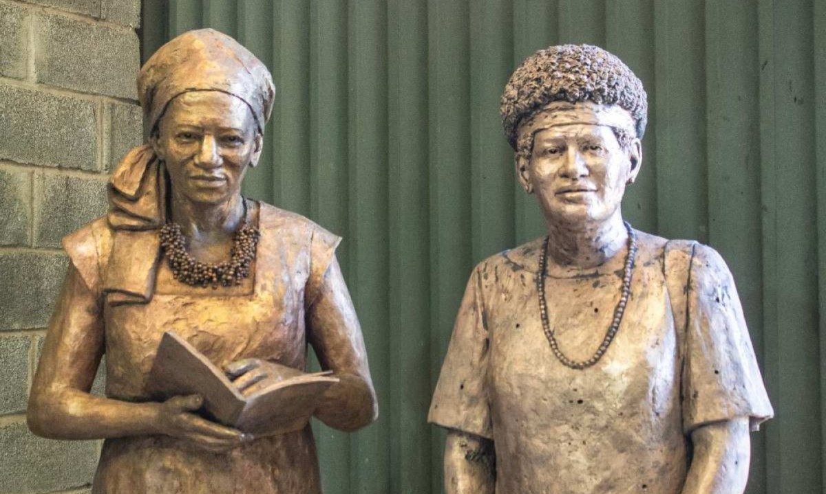 Estátuas de Lélia Gonzalez e Carolina Maria de Jesus Estátuas de Lélia Gonzalez e Carolina Maria de Jesus