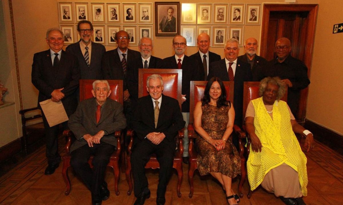 Carlos Herculano Lopes (ao centro) na foto oficial com os integrantes da Academia Mineira de Letras -  (crédito: Marcos Vieira/EM/D.A Press)