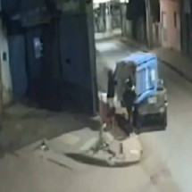 Vídeo: Homens usam caminhonete para roubar banheiro químico em Contagem - Reprodução / Redes sociais
