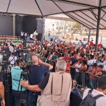 Lula em Minas: apoiadores aguardam chegada do presidente em Juiz de Fora - Bruno Luis Barros/EM/D.A. Press