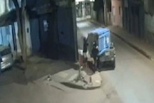Vídeo: Homens usam caminhonete para roubar banheiro químico em Contagem