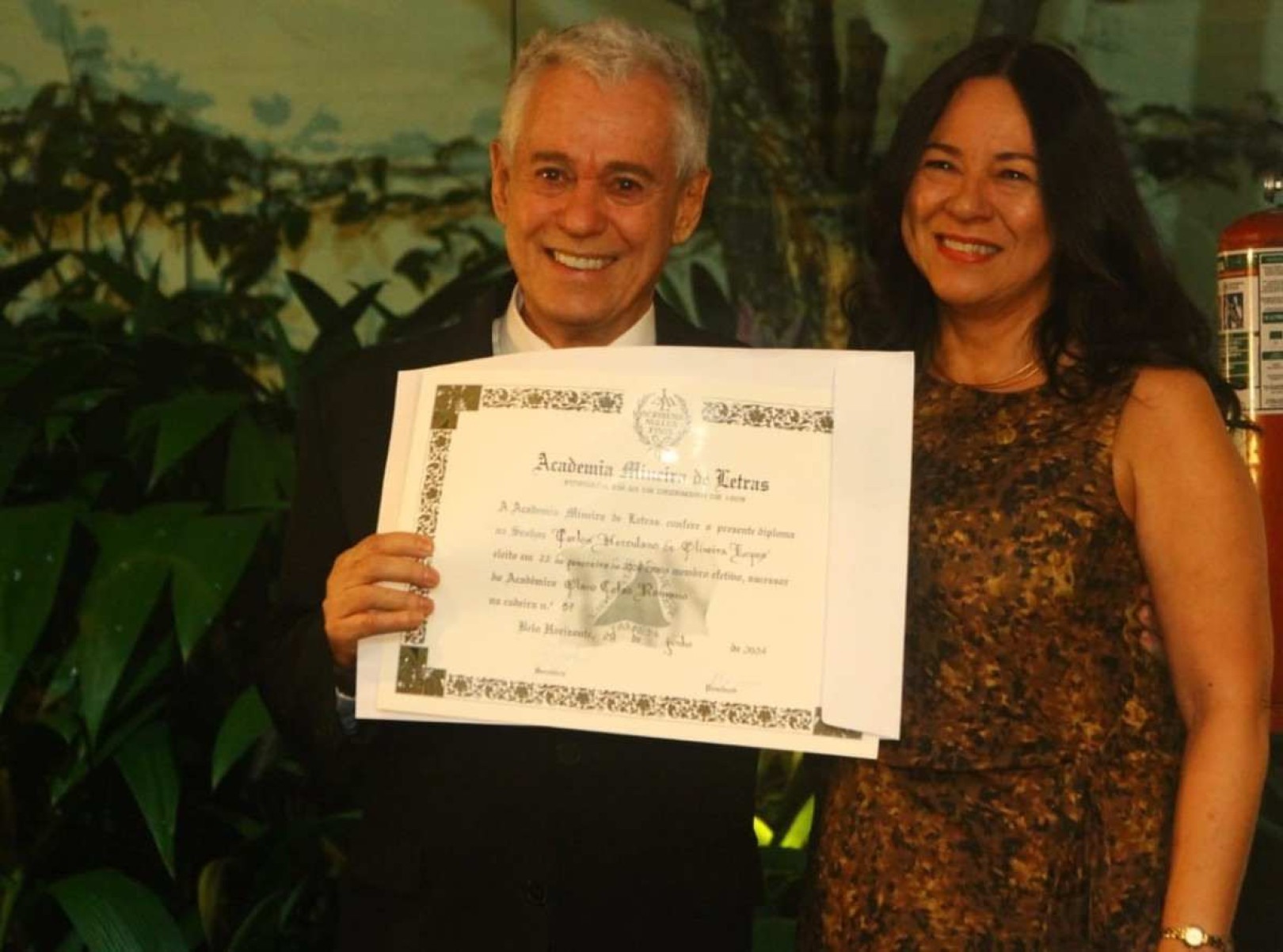 Carlos Herculano com o diploma da AML ao lado da escritora e acadêmica Maria Esther Maciel