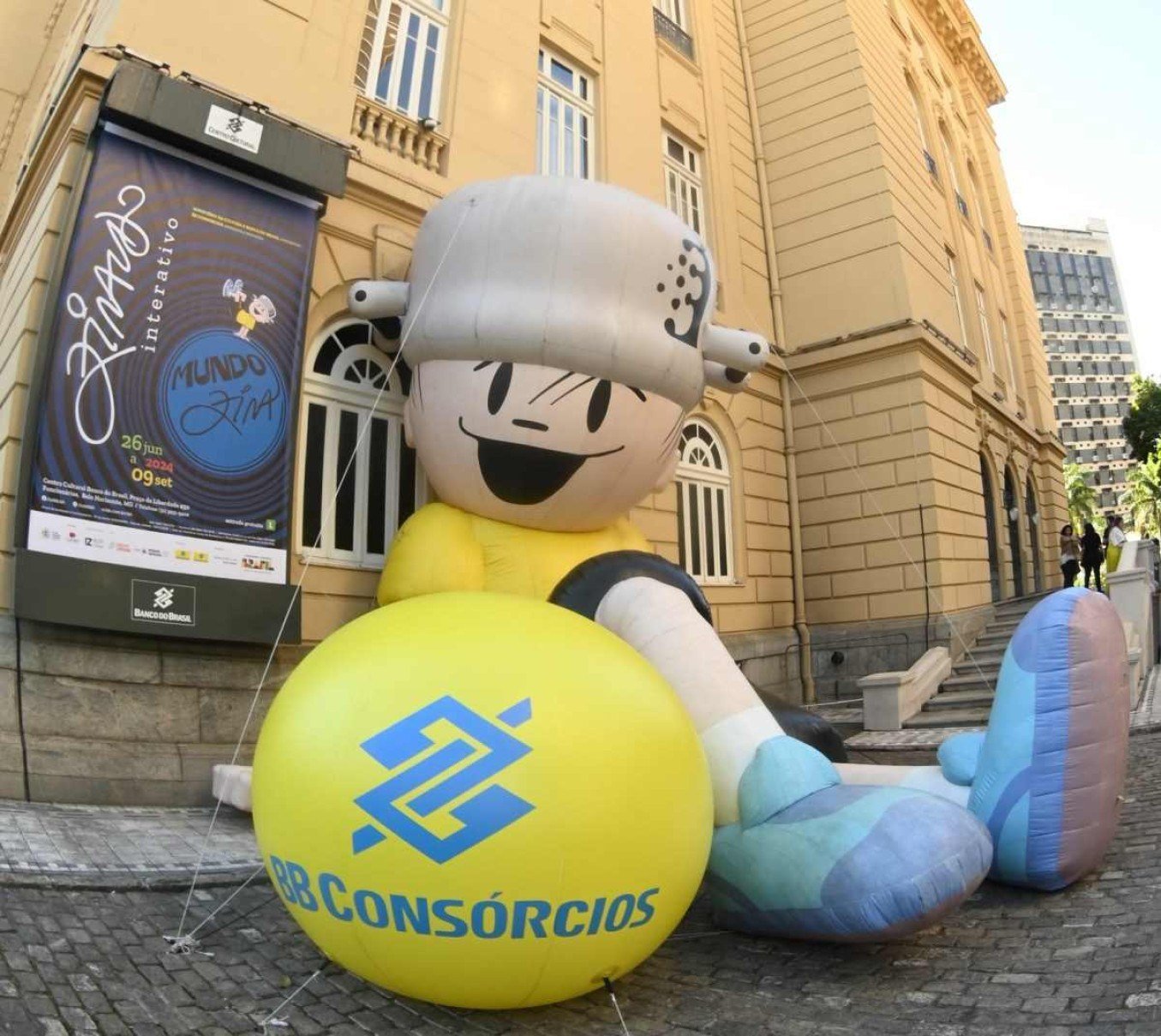 Boneco do Menino Maluquinho em frente ao CCBB-BH, na Praça da Liberdade, em BH