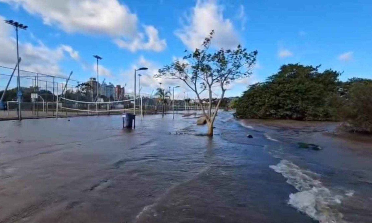 Águas do Guaíba alagaram parte da orla de Porto Alegre -  (crédito: Reprodução/@fernao_berthold)