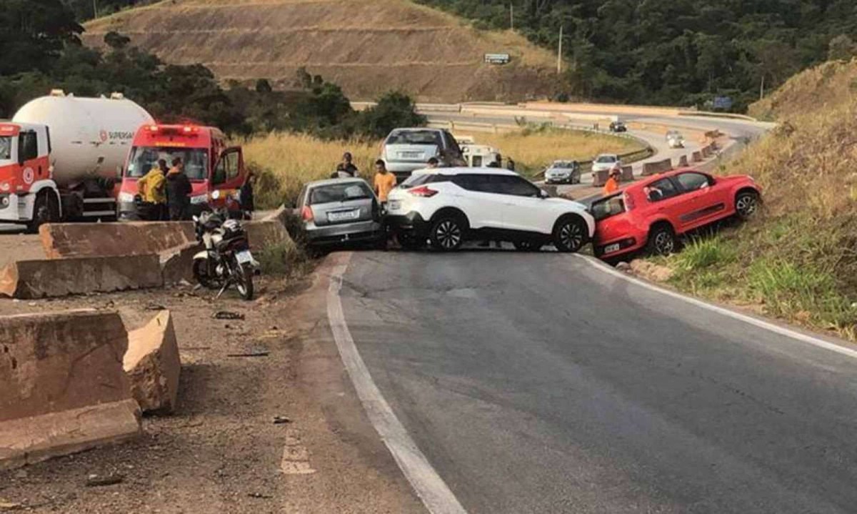 Acidente deixa oito feridos e causa congestionamento na BR-381, sentido João Monlevade -  (crédito: Redes Sociais)