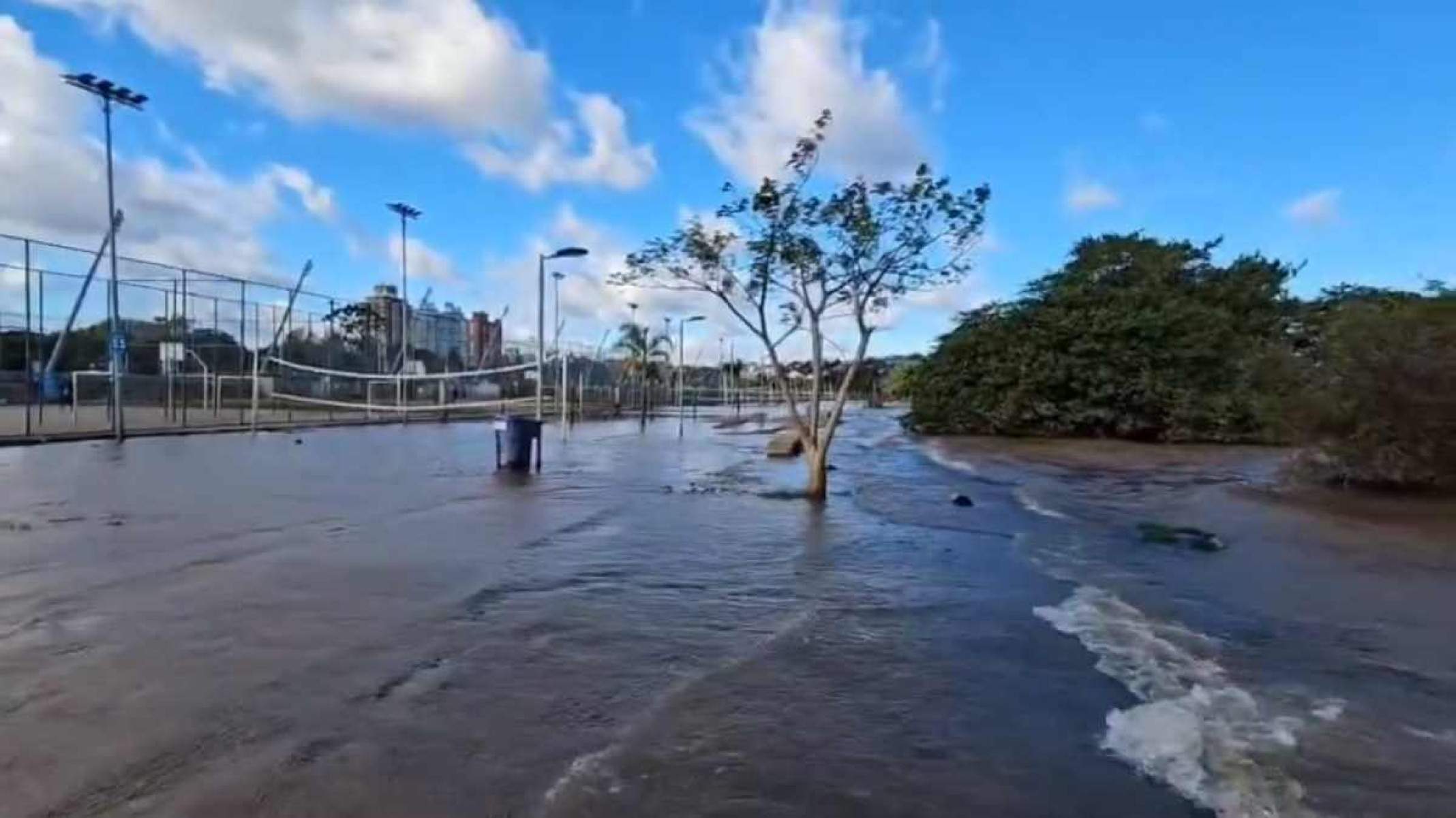 Orla de Porto Alegre é alagada com avanço do Guaíba 