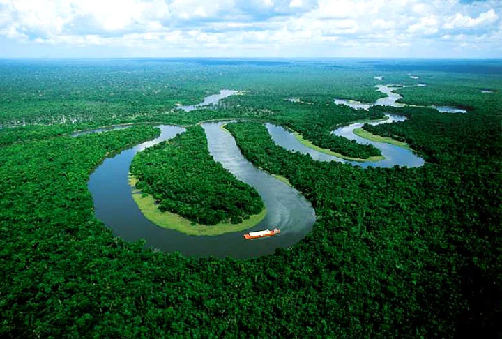 1º - Rio Amazonas – Maior curso de água do território brasileiro e segundo do mundo, com 6.937 km de comprimento. Sua nascente está situada na parte peruana da Cordilheira dos Andes e o rio desemboca no Oceano Atlântico. 