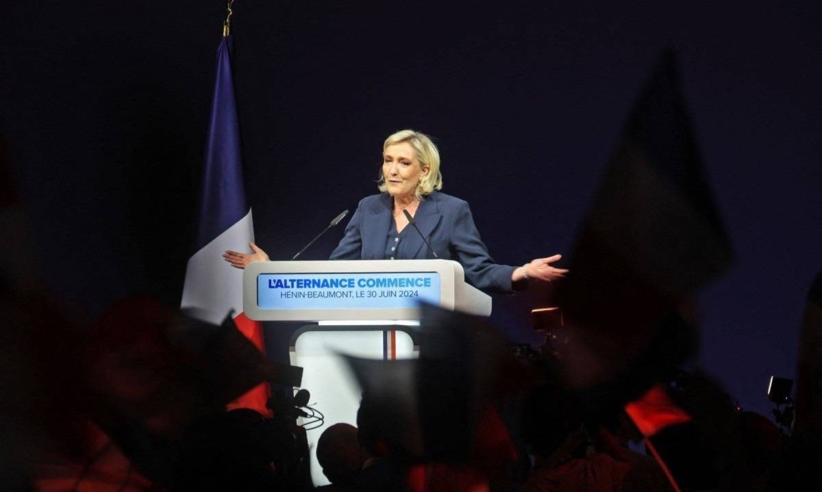  Former president of the French far-right Rassemblement National (RN) parliamentary group Marine Le Pen gestures as she gives a speech during the results evening of the first round of the parliamentary elections in Henin-Beaumont, northern France, on June 30, 2024. A divided France is voting in high-stakes parliamentary elections that could see the anti-immigrant and eurosceptic party of Marine Le Pen sweep to power in a historic first. The candidates formally ended their frantic campaigns at midnight June 28, with political activity banned until the first round of voting. (Photo by FRANCOIS LO PRESTI / AFP)
       -  (crédito:  AFP)