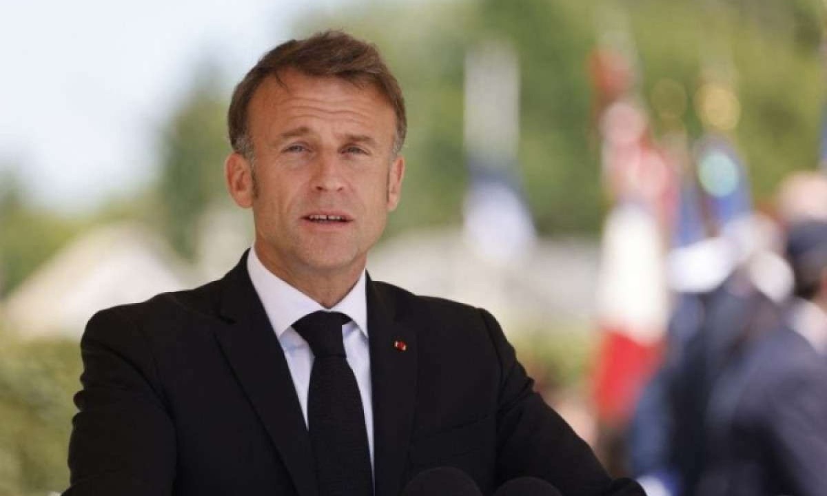 O presidente francês Emmanuel Macron fala durante uma cerimônia que marca o 80º aniversário do massacre de 643 pessoas pelas forças nazistas alemãs, em Oradour-sur-Glane, sudoeste da França, em 10 de junho de 2024 -  (crédito: Ludovic MARIN / POOL / AFP)