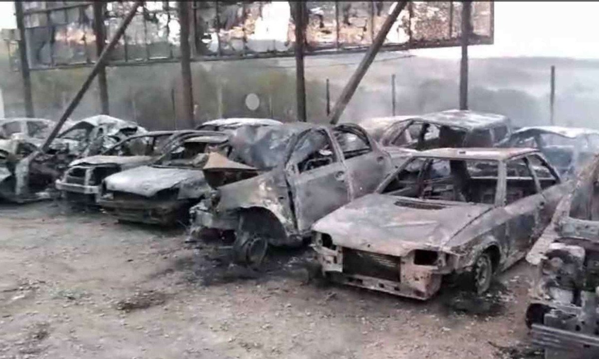 As chamas foram controladas antes que se propagassem para os demais carros que estavam na área central do pátio -  (crédito: Corpo de Bombeiros/Divulgação)