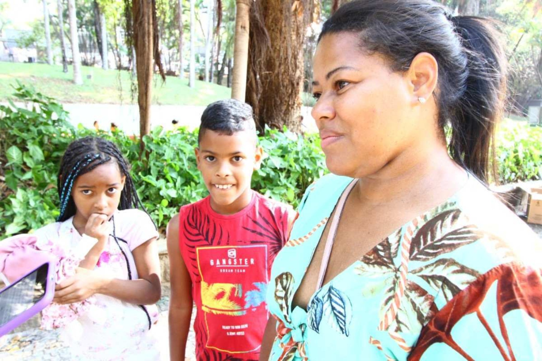 A cozinheira Monique Siqueira e os filhos Lara e Pedro