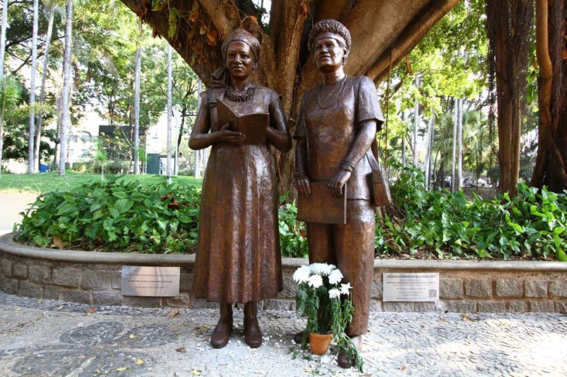 Estátuas de Lélia Gonzalez e Carolina Maria de Jesus são inauguradas em BH