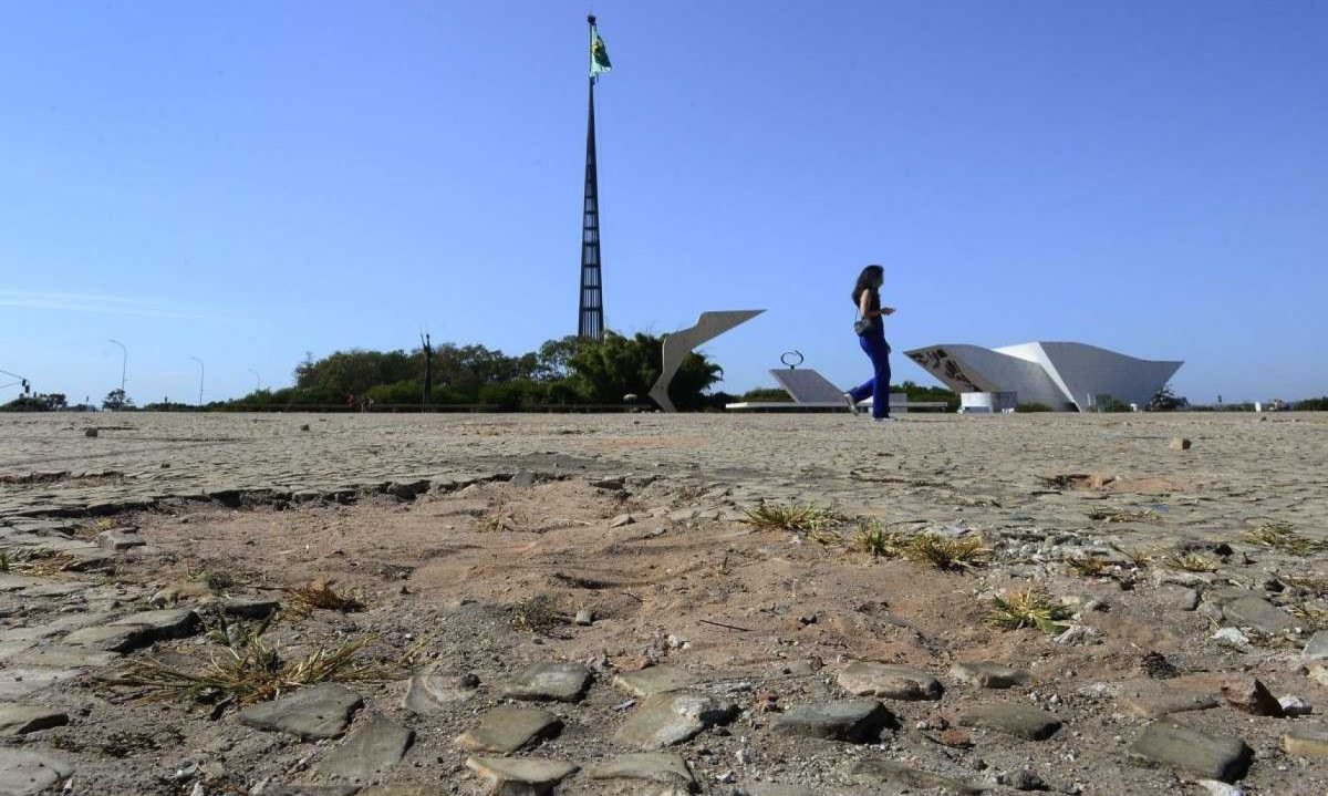 Pedras portuguesas soltas na praça causam riscos aos turistas que visitam o local -  (crédito:  Marcelo Ferreira/CB/D.A Press)