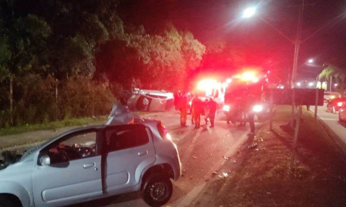 Mulher morreu e dois homens ficaram feridos em acidente com dois carros em Poços de Caldas -  (crédito: CBMMG)