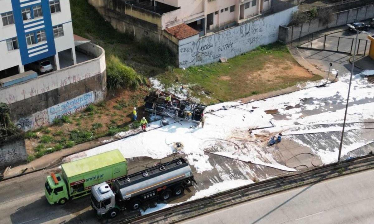 Via Expressa amanheceu fechada nesta segunda-feira (1º) devido a tombamento de carreta e vazamento de combustível -  (crédito: Instagram: @estev4m/Esp. EM - Belo Horizonte - MG)