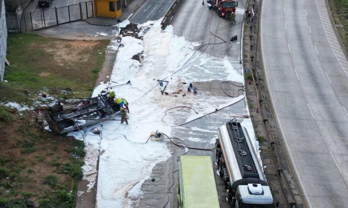 Via Expressa amanheceu fechada nesta segunda-feira (1º) devido a tombamento de carreta e vazamento de combustível -  (crédito: Instagram: @estev4m/Esp. EM - Belo Horizonte - MG)