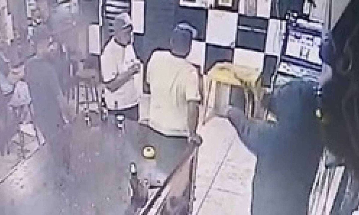 Câmeras de segurança do bar flagraram momento em que homem é assassinado -  (crédito: Reprodução)