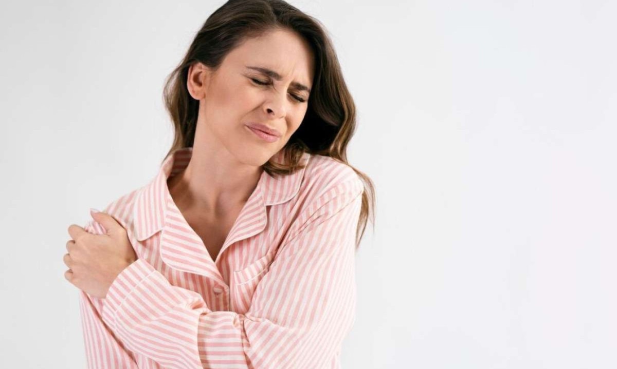 Banhos de água morna ou uso de bolsas térmicas nas áreas afetadas aliviam as dores. O calor descontrai músculos, tendões e ligamentos -  (crédito: gpointstudio/Freepik)
