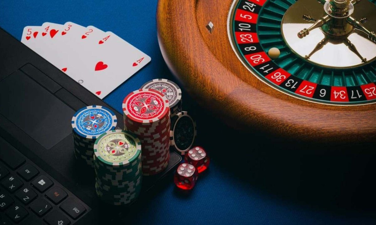 Roleta, fichas de apostas e cartas em mesa de cassino; imagem meramente ilustrativa -  (crédito: Pixabay)