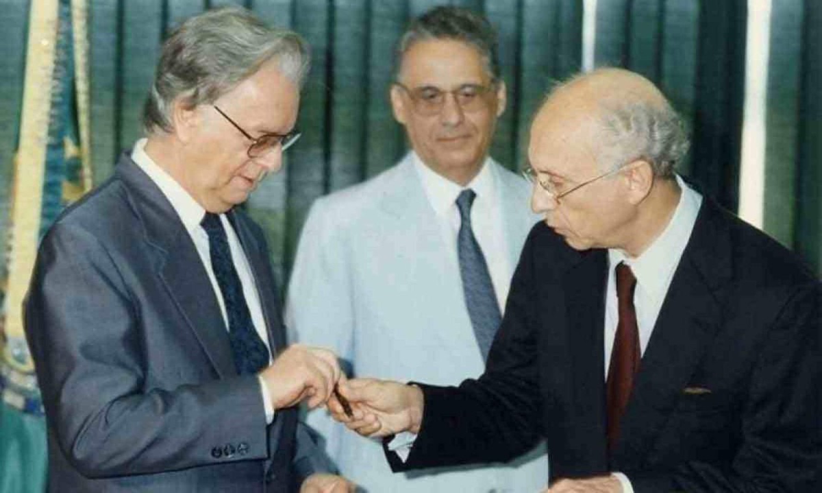 O presidente Itamar Franco com o novo ministro da Fazenda, Rubens Ricupero, e o antecessor da pasta, ao fundo, no Planalto, em 5 de abril de 1994 -  (crÃ©dito: Jefferson Rudy/CB/D.A PRESS)