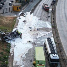 Veja fotos do acidente com carreta que fechou Via Expressa de BH - Instagram: @estev4m/Esp. EM - Belo Horizonte - MG