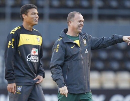 Mano Menezes ao lado de Thiago Silva nos tempos de Seleção Brasileira  -  (crédito: - Foto: Divulgação / Mowa Press)