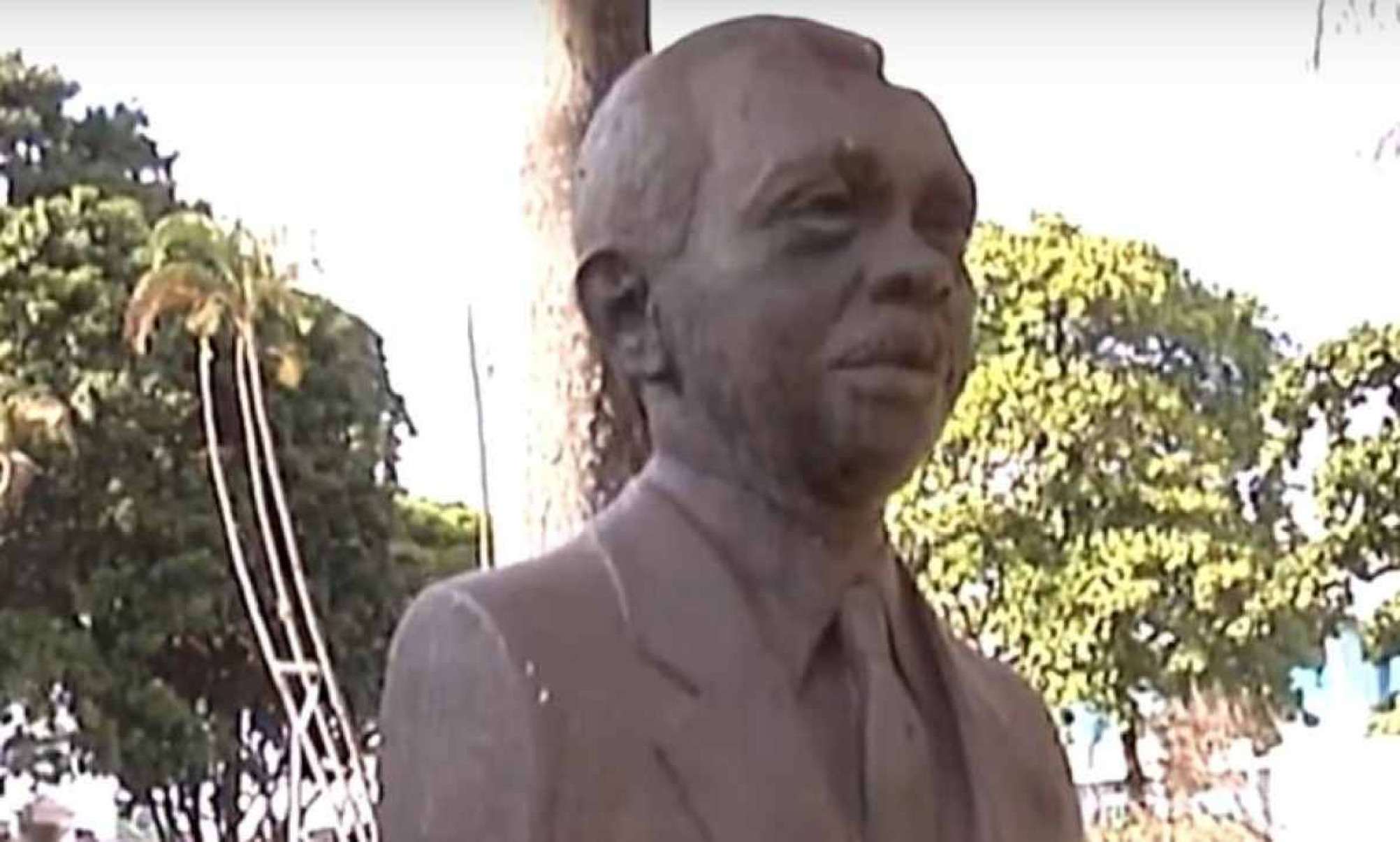 Busto de ex-prefeito de Uberlândia é furtado de praça central da cidade