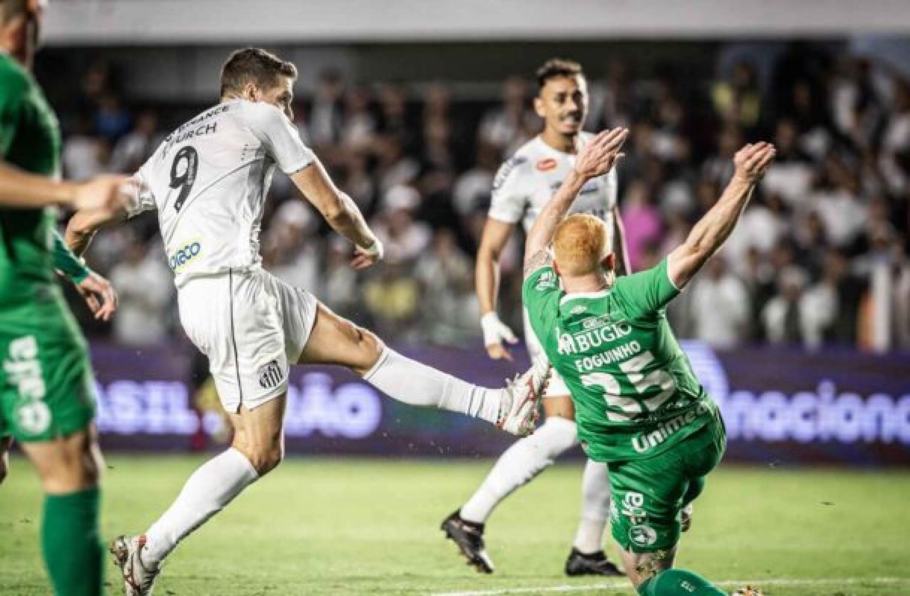 Bigode marca, Santos vence a Chapecoense e volta ao G4 da Série B