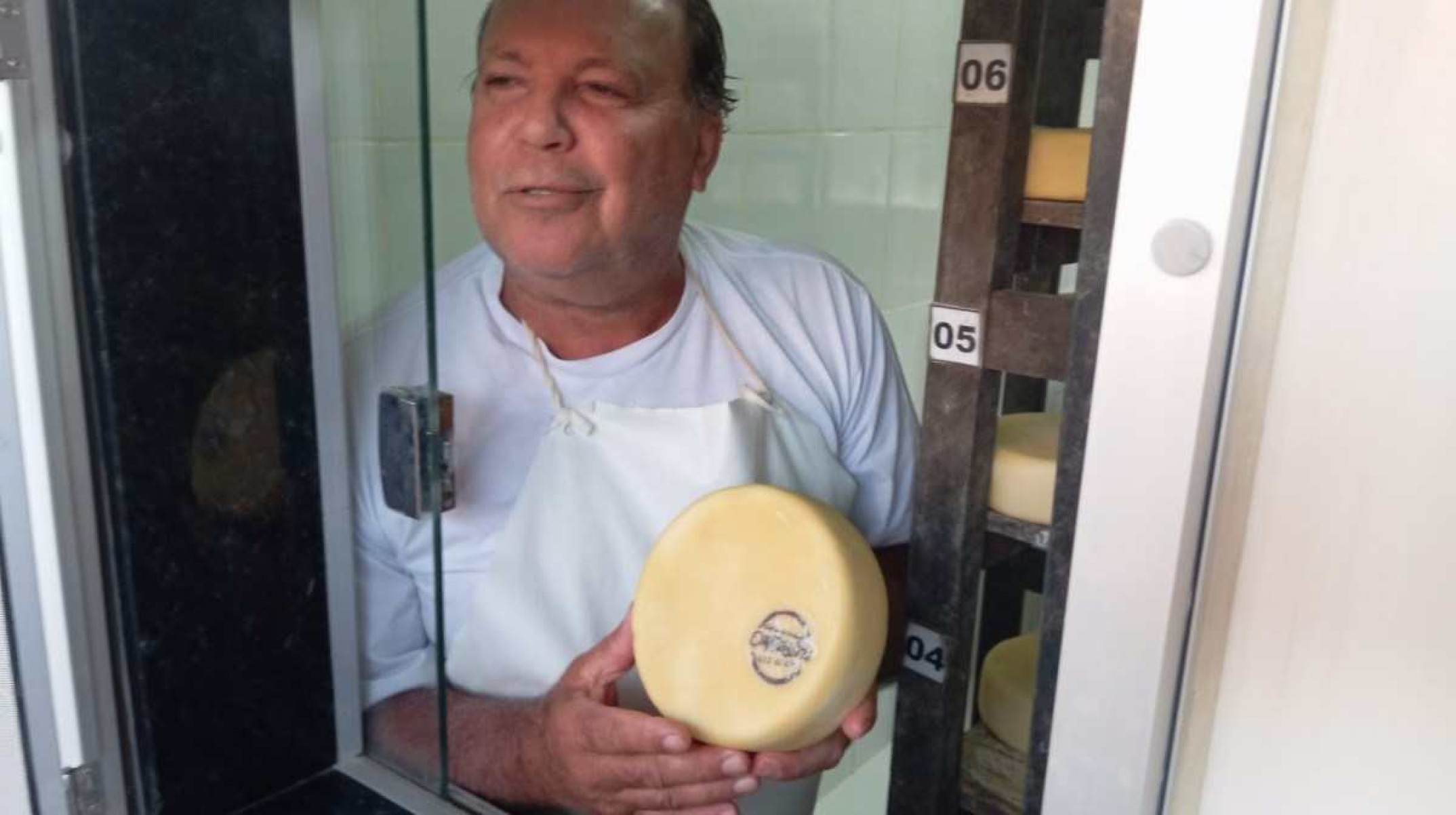 Reinaldo de Faria Costa, produtor em Vargem Bonita, cidade banhada pelo Rio São Francisco, que já viveu do garimpo e hoje se orgulha de outra "pedra preciosa": o queijo