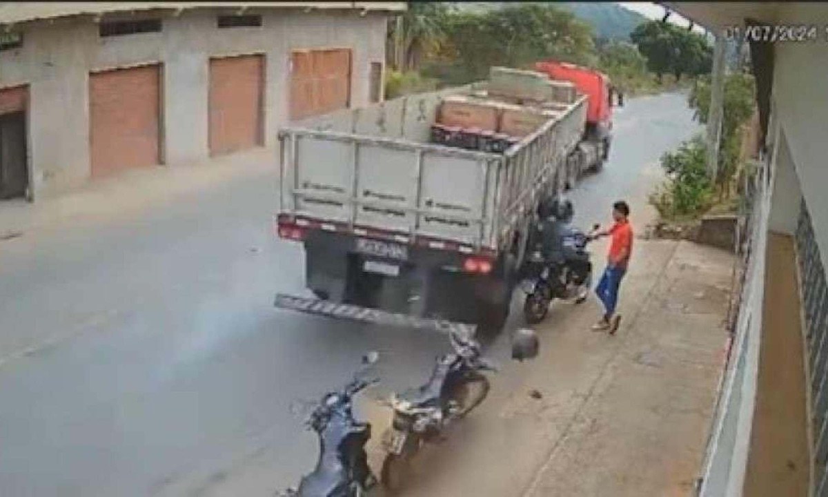 Motociclista foi atingido e derrubado por carreta em Raul Soares -  (crédito: ReproduÃ§Ã£o)
