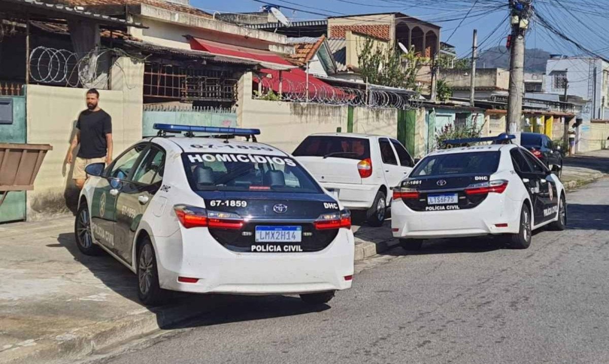 Carros de polícia parados em frente à casa da idosa assassinada a facadas, no Rio de Janeiro -  (crédito:  Lucas Araújo / Rádio Tupi)