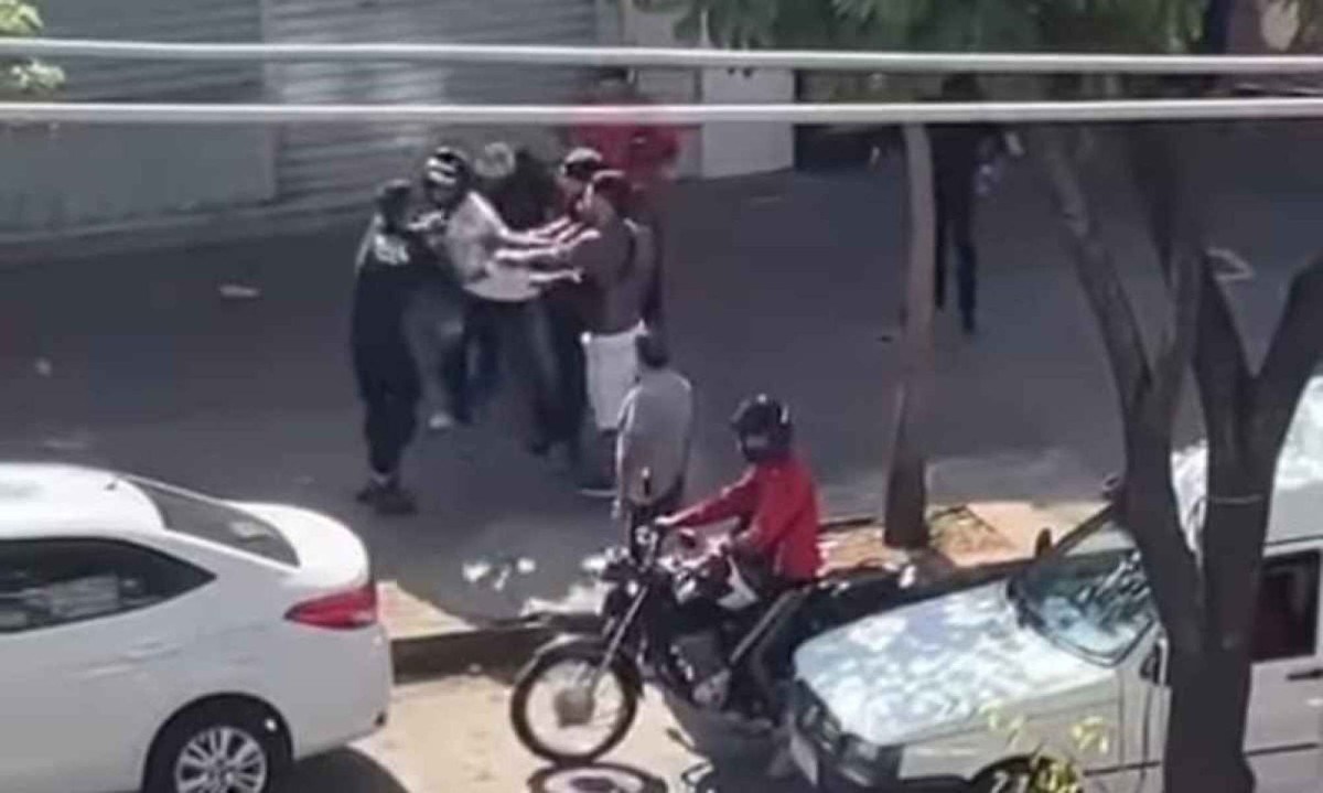 Jovem de 17 anos apanha ao tentar roubar uma moto -  (crédito: Reprodução/Instagram)
