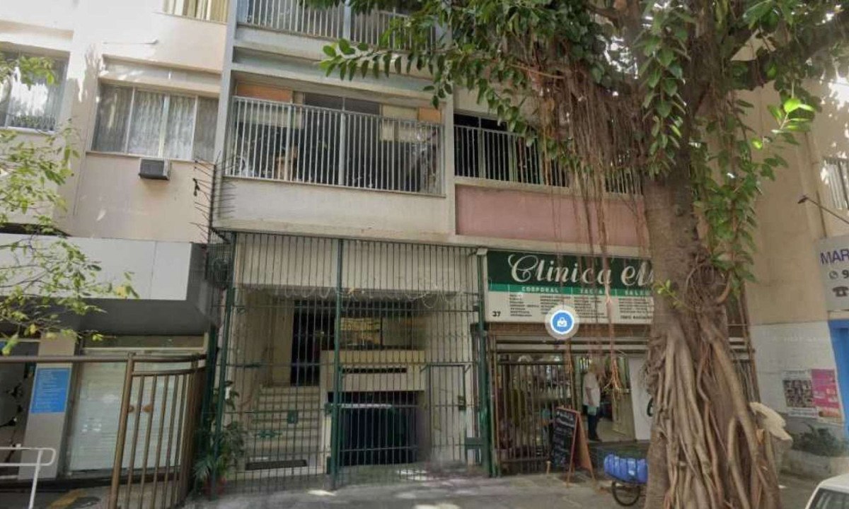 Edifício na Rua Barão de Ipanema, no Rio de Janeiro, onde corpo de um homem foi encontrado em elevador que despencou -  (crédito: Google Street View)