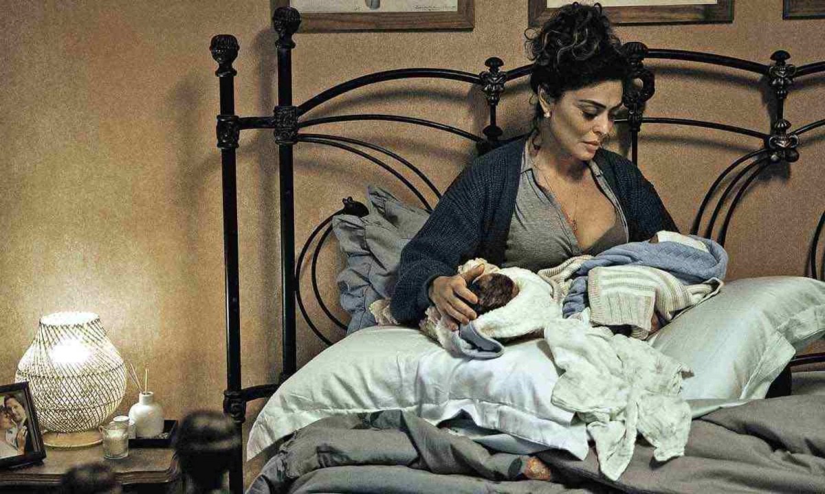 Juliana Paes interpreta Liana, terapeuta ocupacional às voltas com a maternidade decorrente de raro fenômeno biológico -  (crédito: NETFLIX/divulgação)