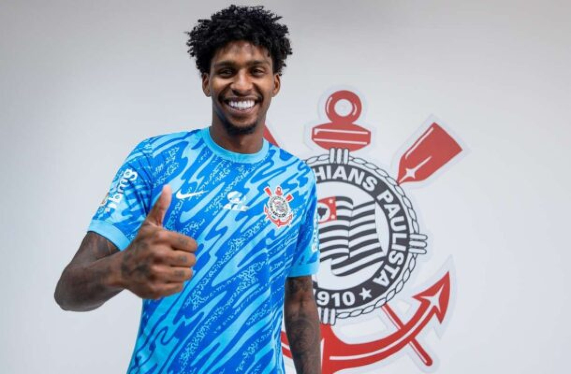 Corinthians anuncia a contratação de Hugo Souza, ex-Flamengo