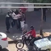 Adolescente de 17 anos tenta roubar motocicleta e apanha de moradores - Reprodução/Instagram