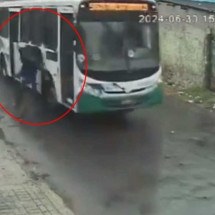 Vídeo: ônibus bate em entregador de aplicativo e quase o atropela - Reprodução/Redes Sociais