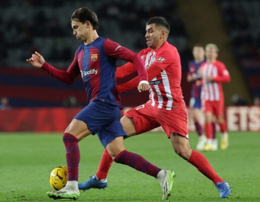  Barcelona's Portuguese forward #14 Joao Felix (L) is challenged by Atletico Madrid's Argentinian forward #10 Angel Correa during the Spanish league football match between FC Barcelona and Club Atletico de Madrid at the Estadi Olimpic Lluis Companys in Barcelona on December 3, 2023. (Photo by LLUIS GENE / AFP)
     -  (crédito:  AFP via Getty Images)