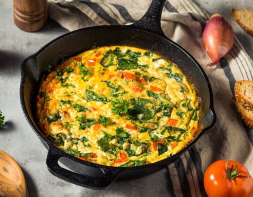 Omelete de espinafre e tomate (Imagem: Brent Hofacker | Shutterstock) -  (crédito: EdiCase)