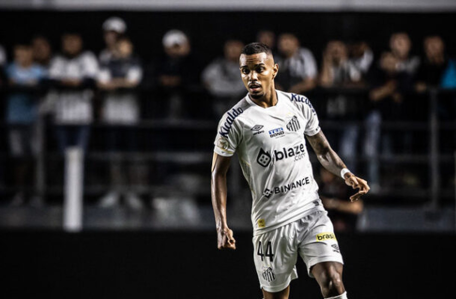 Santos acerta venda de Lucas Pires a clube da Inglaterra