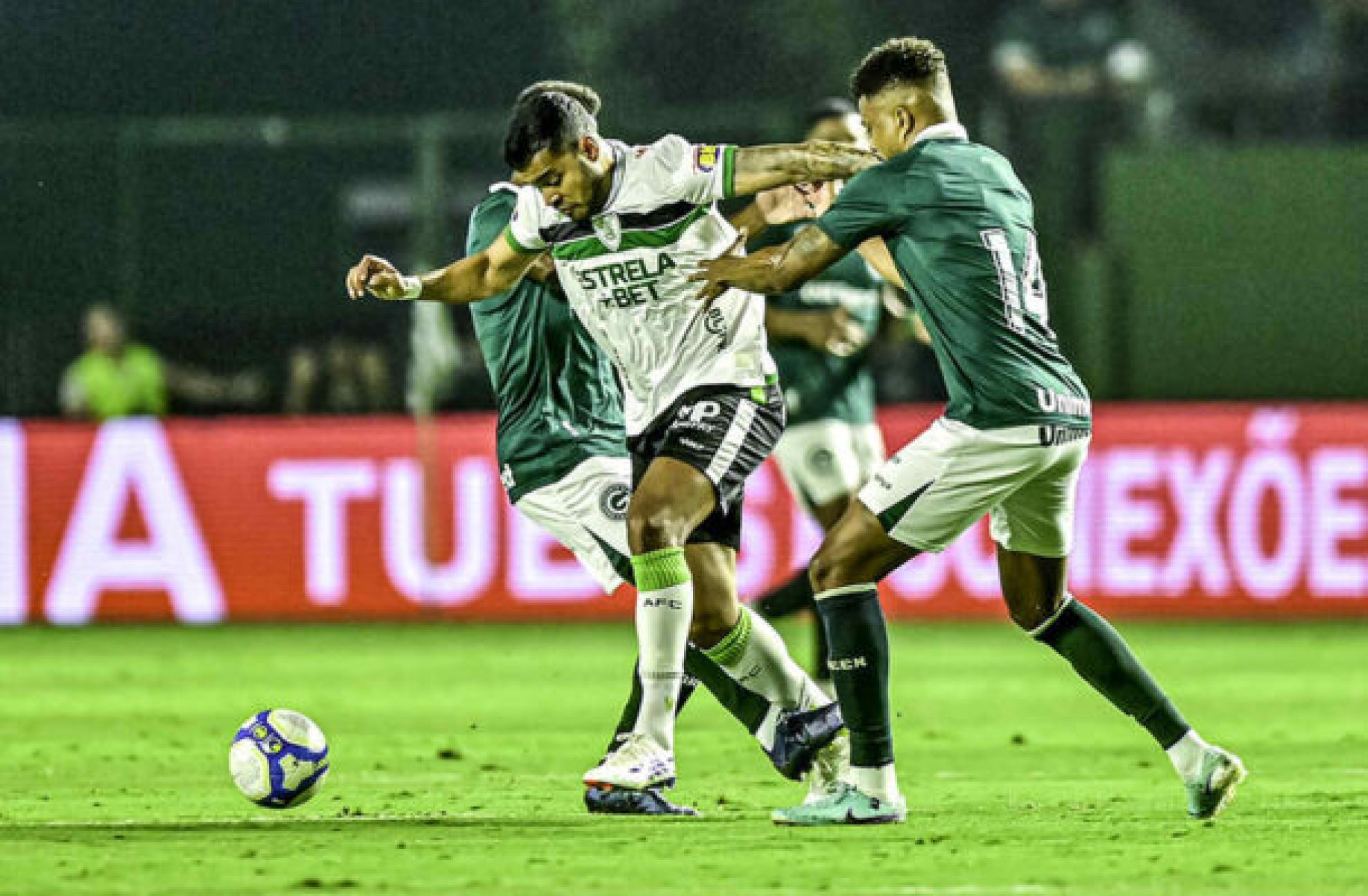Goiás derrota o América-MG e cola no G4 da Série B