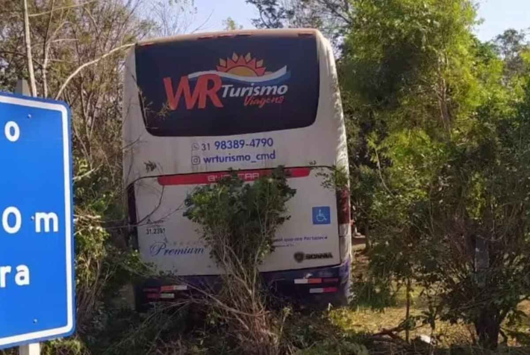 Ônibus de turismo perde freio e invade terreno na Serra do Cipó