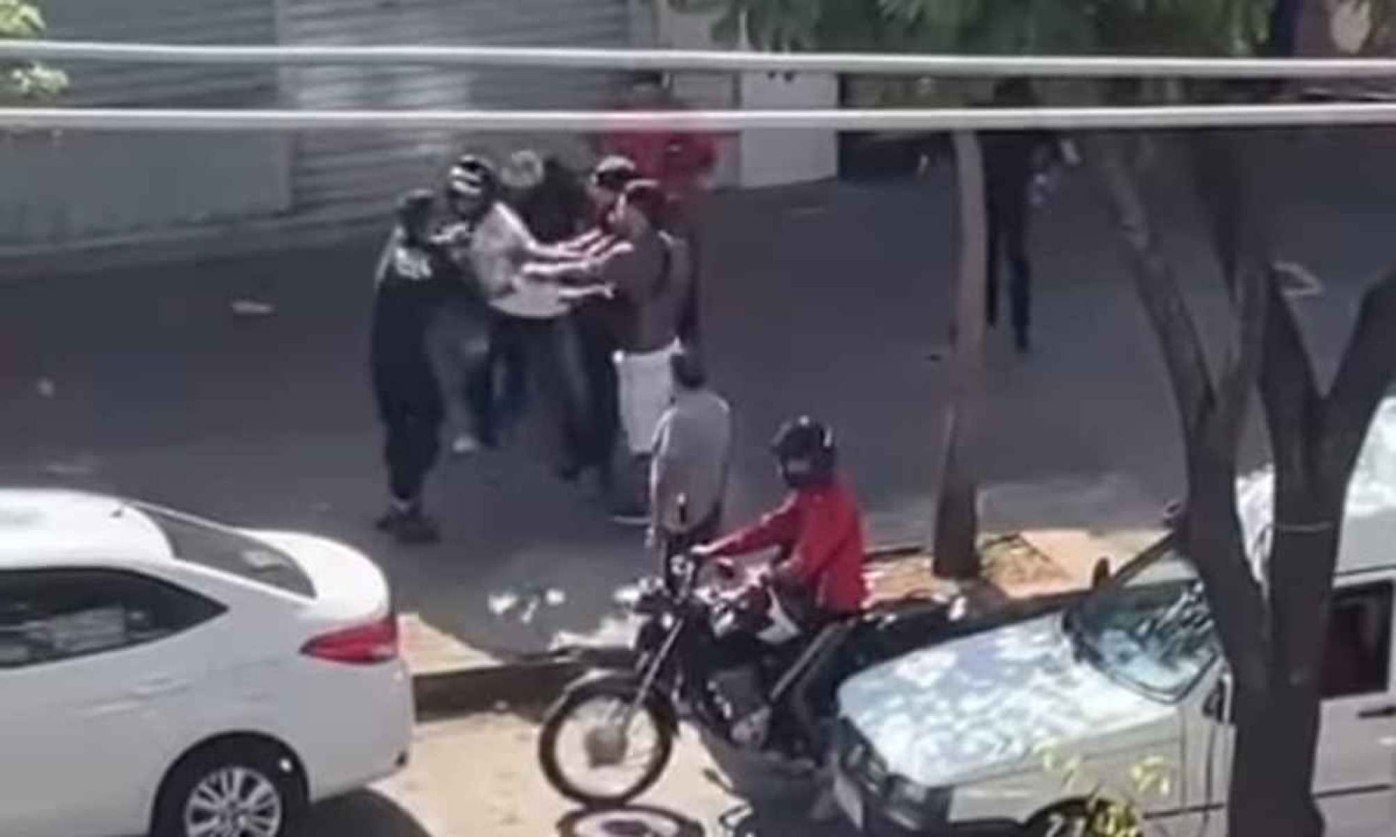 Adolescente de 17 anos tenta roubar motocicleta e apanha de moradores