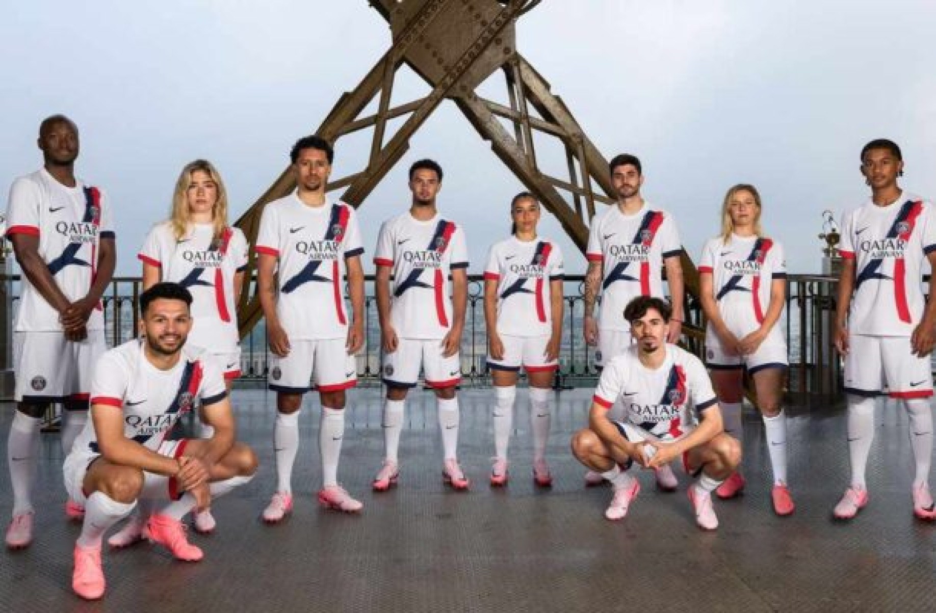 PSG apresenta novo uniforme inspirado na Torre Eiffel