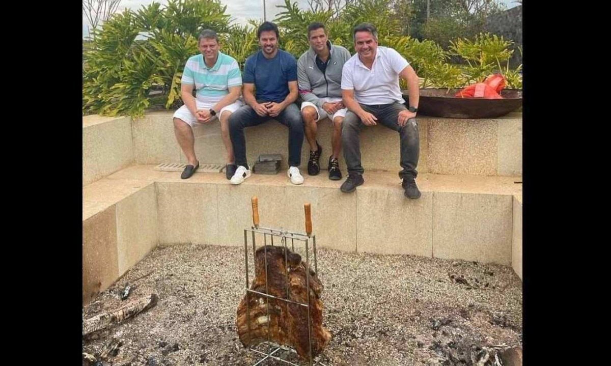 Campos Neto, Ciro Nogueira e Tarcísio de Freitas saboreando um churrasco no modo fogo de chão -  (crédito: Reprodução/Instagram)
