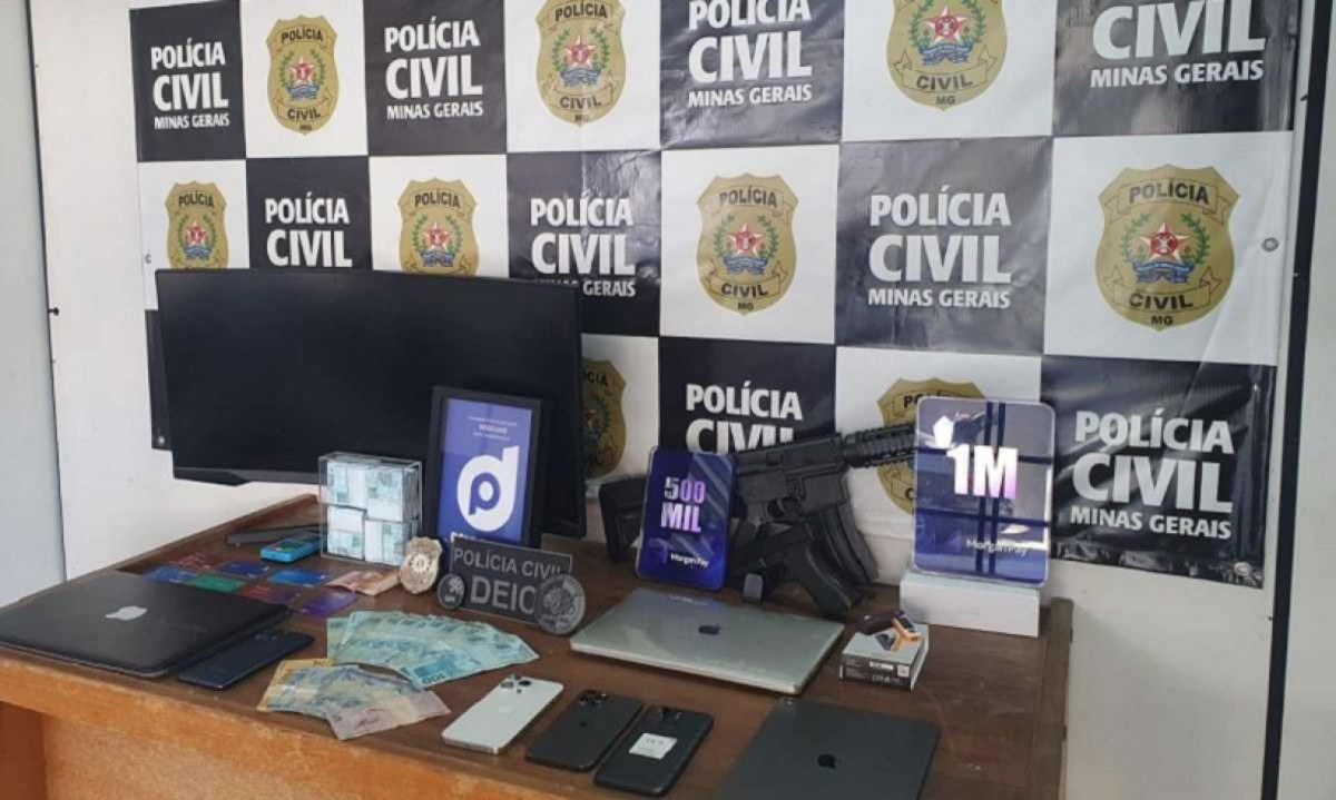 Parte do dinheiro e equipamento apreendidos nesta quarta pela Polícia Civil de Minas Gerais -  (crédito: PCMG)